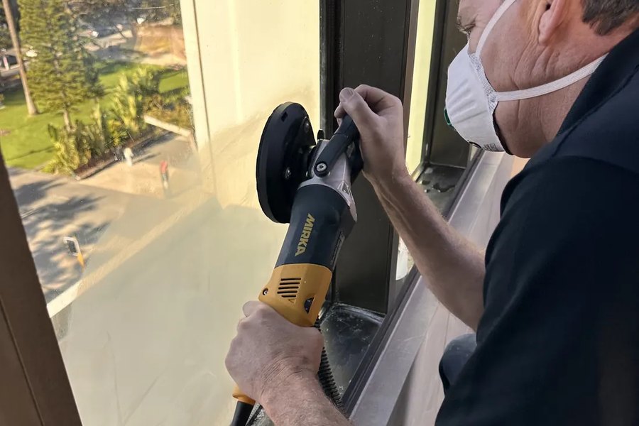 Restoring an architectural pane with a polisher and dust extraction